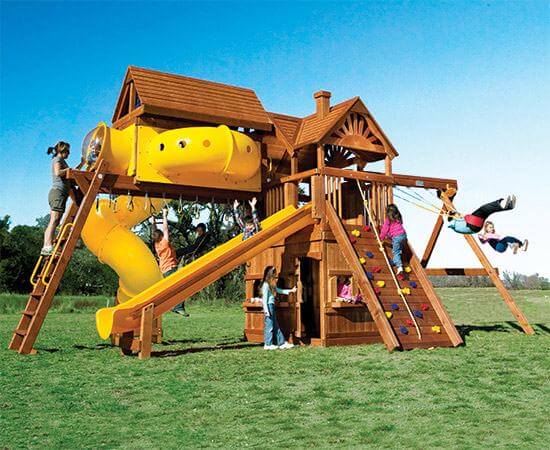 75L Monster Clubhouse Pkg V Maxed Out Huckleberry Hideout Playset